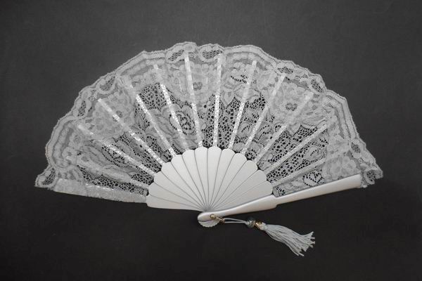 Ceremony Fan for Maid of honour with silver lace. Ref. 1959