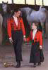 Veste Paseo style Goyesco en Rouge avec épaulettes et pantalon noir élastique Calzona pour femme avec breloques 254.650€ #50221PG41M