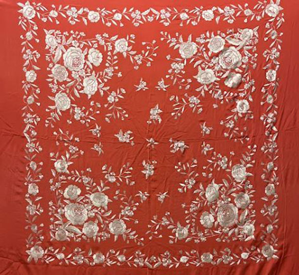 Mantón Bordado a Mano en Seda Natural Fleco y Bordado Igual Color. Ref. 1011217CRLMRFL