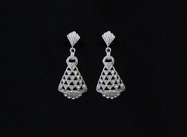 Pendiente de Rodio ideal para Novia, Mantilla y Fiesta montado con cristales de Swarovski. Ref.53811