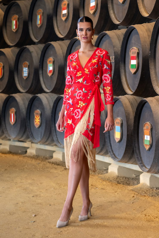 Vestido Coral Estilo Mantón con Bordado Floral y Flecos Modelo Cepa