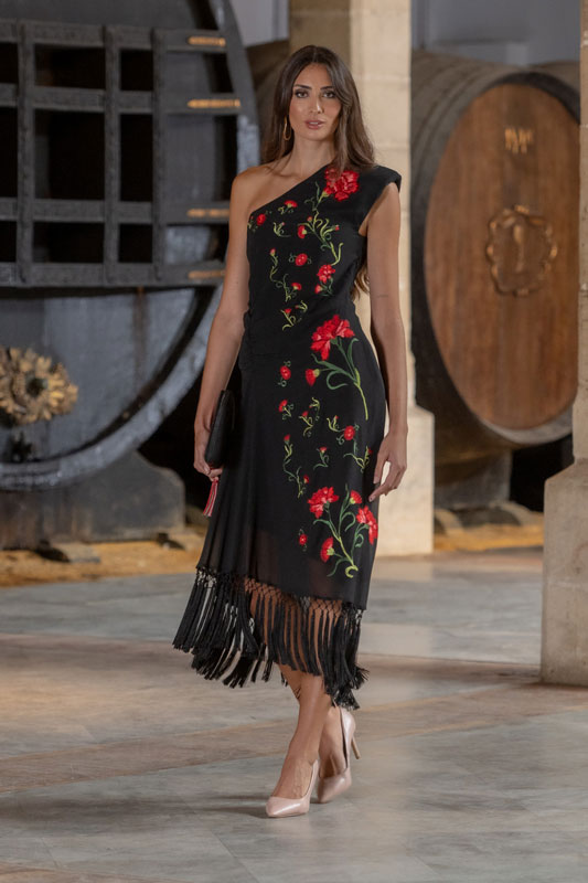 Vestido Negro de Gasa Bordado con Claveles