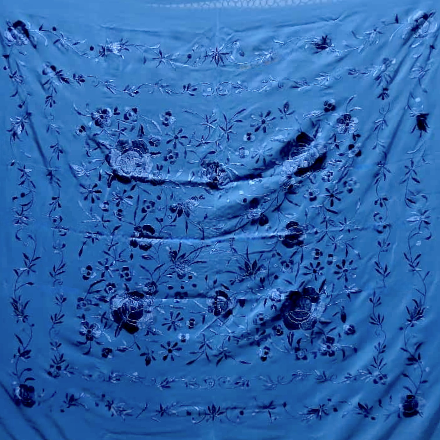 Manton de Seda Natural Bordado a Mano. Ref. 1010612AZLMRN