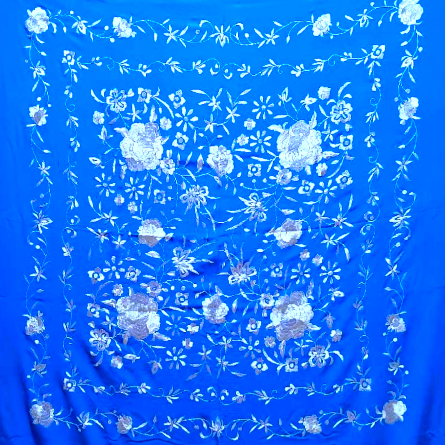 Manton de Seda Natural Bordado a Mano. Ref. 1010612AZLNPLT