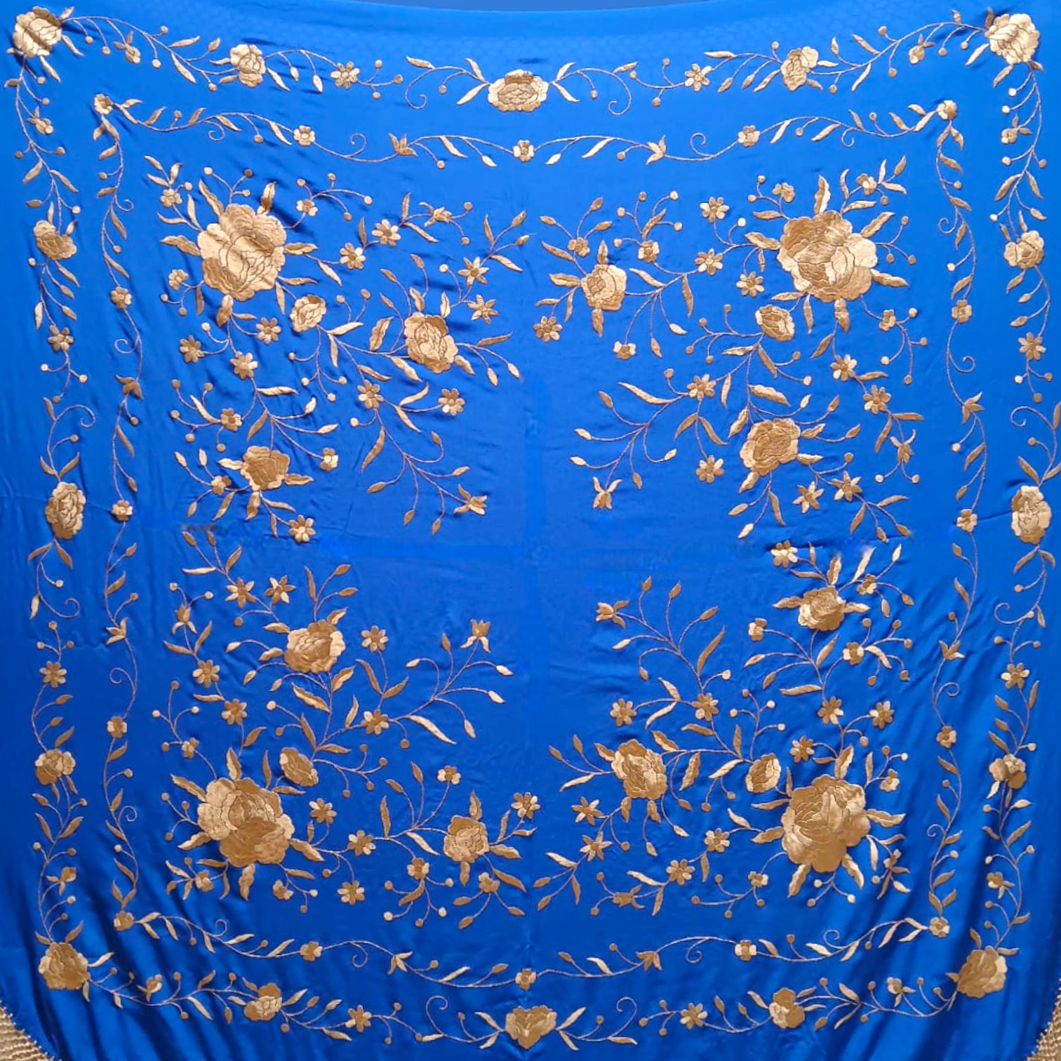 Mantón Bordado a Mano en Seda Natural. Ref. 1010615AZLNORO