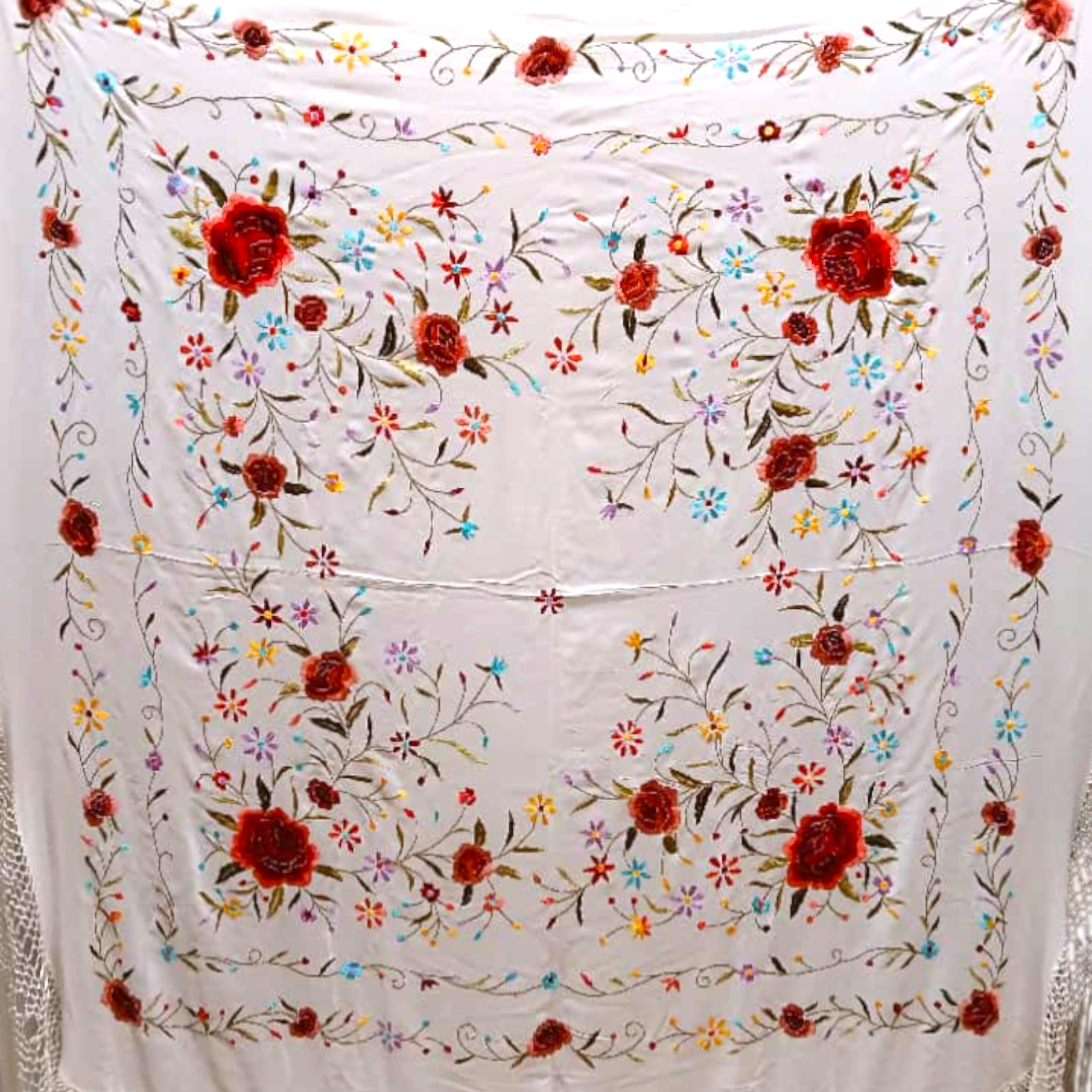 Mantón Bordado a Mano en Seda Natural. Ref. 1010615MRFLCO