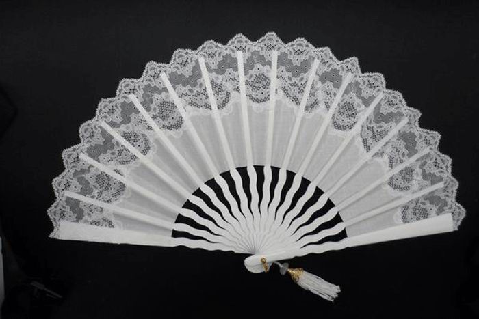 Laced Ivory Bridal Fans with Wavy Ribs. Ref. 1300