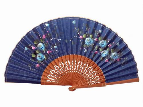 Abanico en azul marino con varillas de peral pulido calado. 50x27cm