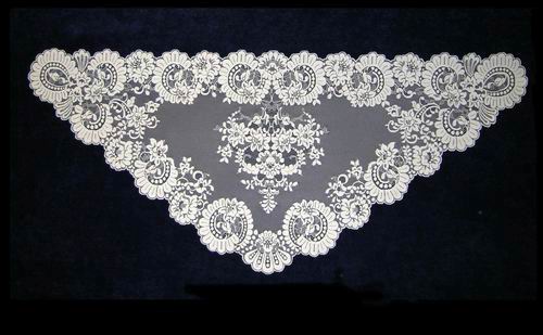 Mantilla Triangular. Ref. 12311-7. Medidas: 66cm X 154cm
