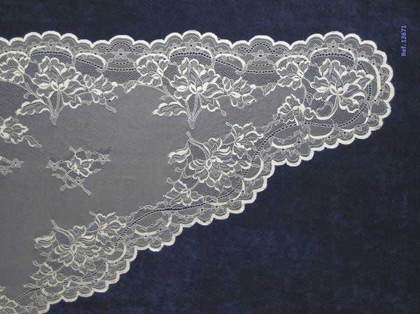 Mantille Triangulaire. Ref. 126713. Mesures: 60 cm. X 120 cm