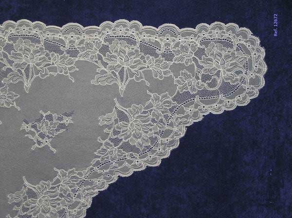 Mantilla Triangular. Ref. 12672-7. Medidas: 66 cm. X 154 cm