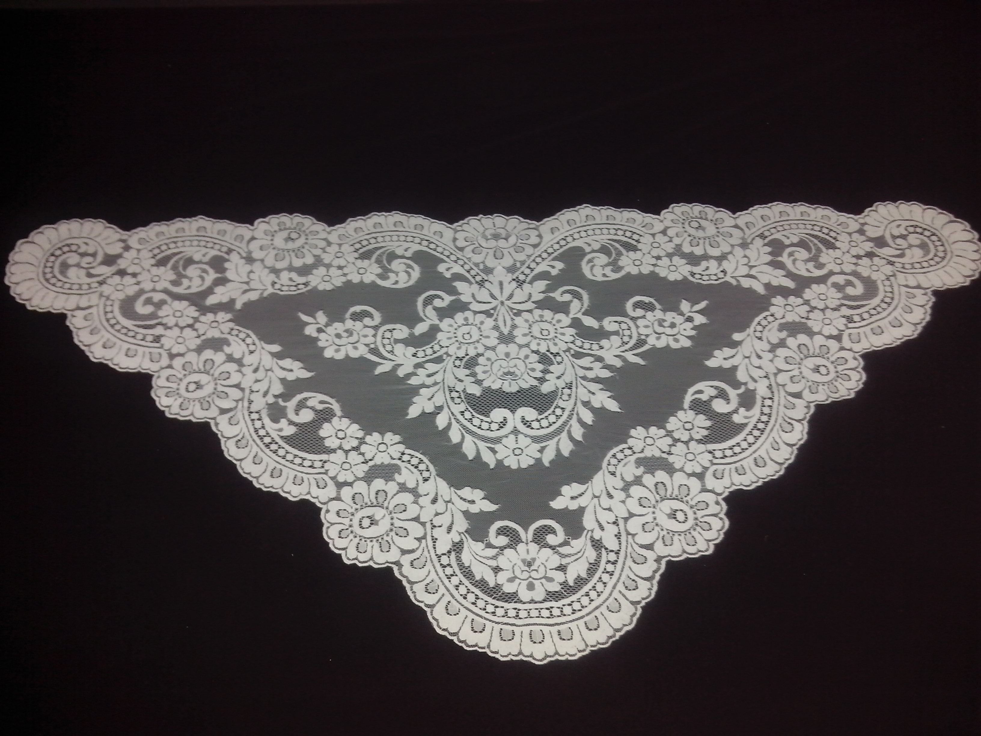 Mantilla Triangular. Medidas 80cm X 160cm. Marfil