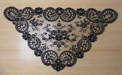 Mantilla Triangular en color Negro. Medidas: 60 cm x 115 cm