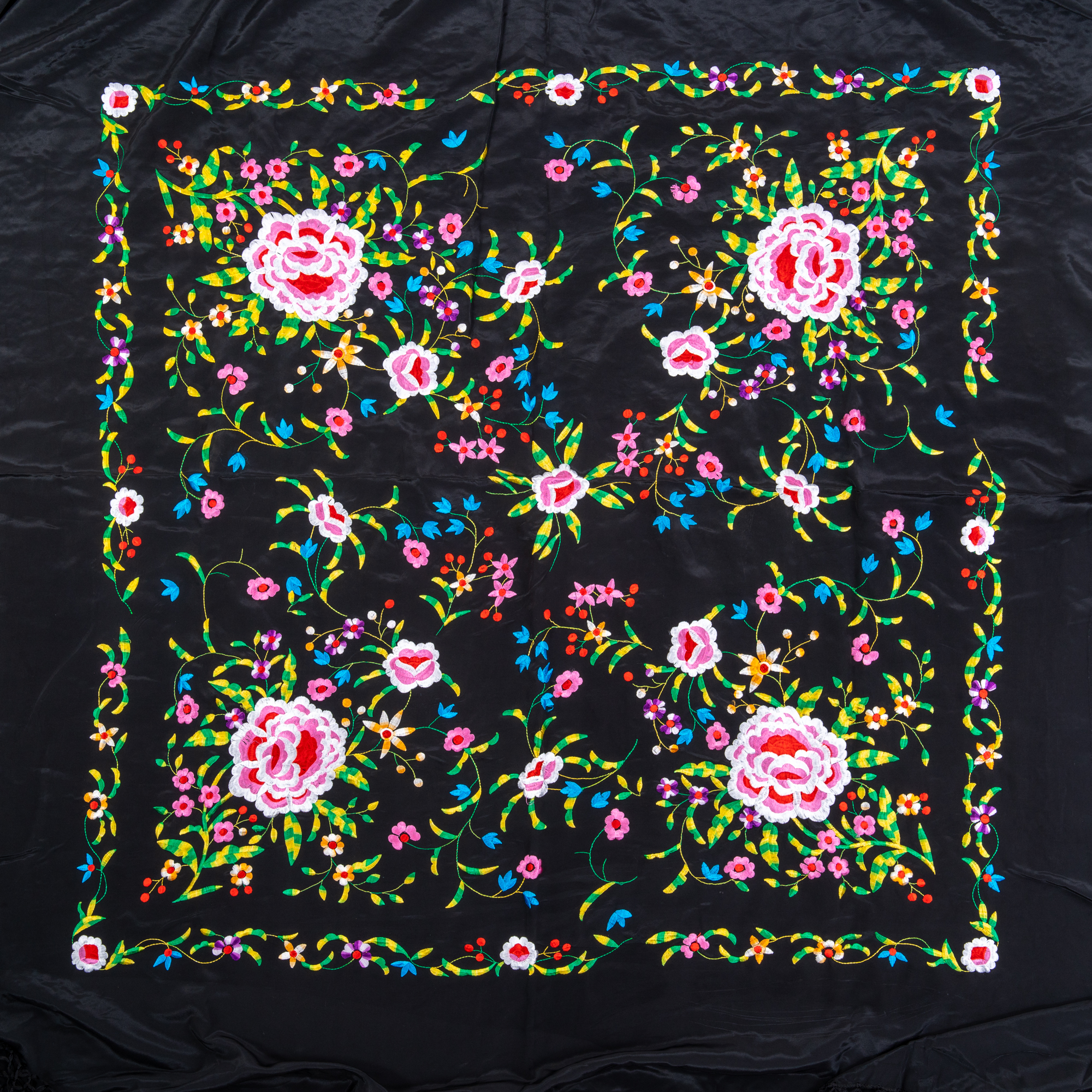 Manton de Manila para Ensayo. Negro bordado en Colores. 135cm X 135cm