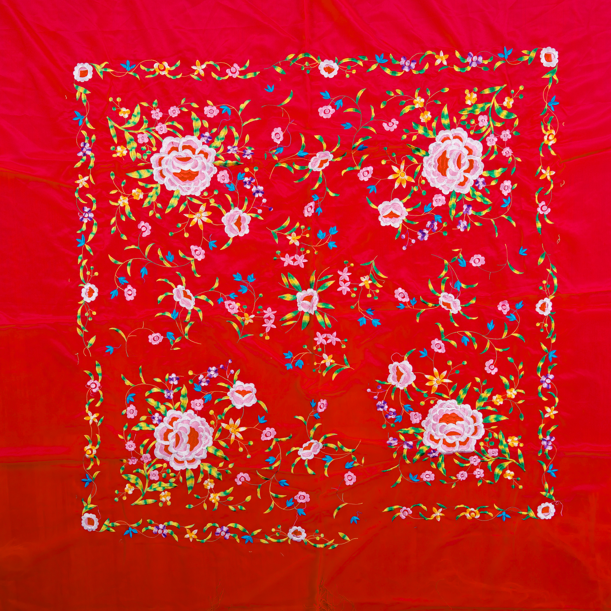 Manton de Manila para Ensayo. Rojo bordado en Colores. 140 x 140 cm
