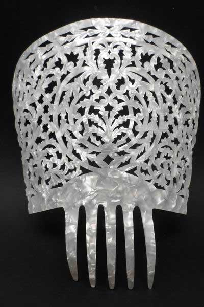 Peinetas de Nacar. Ref.240 Burilada