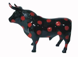 Taureau noir à pois rouge