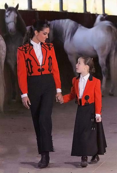 Chaqueta de Paseo Roja y Falda Cordobesa Negra para Niña