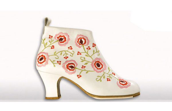 Zapato Flamenco Begoña Cervera. Botín Bordado Blanco y Negro